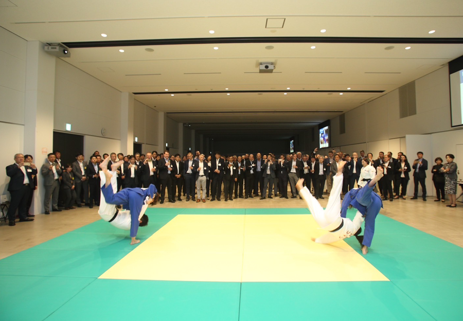 石川県でのグローバル会議で技の披露をする選手たち