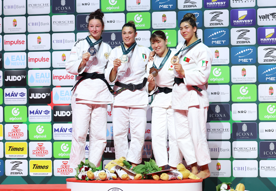 Kurena Ikeda on the podium, second from right